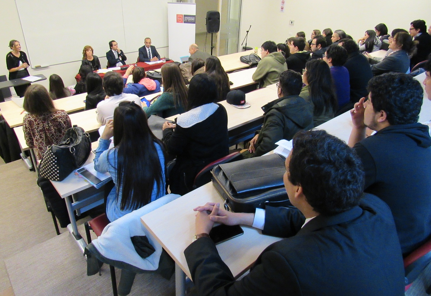 Investigadora en Derecho de la U de Sevilla dictó charla a estudiantes