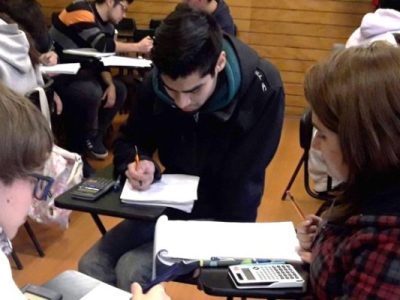 Estudiantes de primer año de la Facultad de Ingeniería asisten a clínica intensiva de Matemática