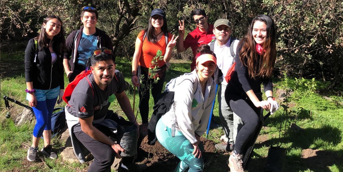 Estudiantes de Pedagogía en Educación Física innovan con Trekking de reforestación y limpieza