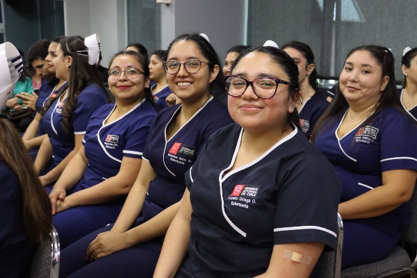 Estudiantes de Enfermería celebran su investidura con emotiva ceremonia en la Universidad Autónoma