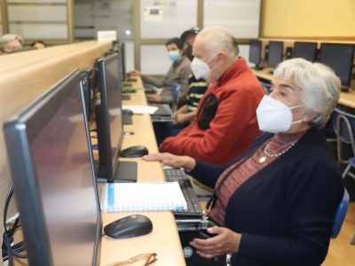 Dirección Académica de la Universidad Autónoma de Chile está realizando talleres de alfabetización digital a adultos mayores de San Miguel