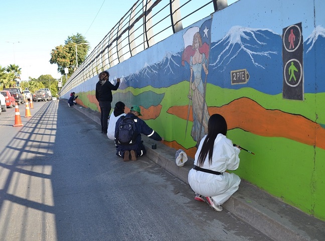 Estudiantes de la Universidad Autónoma restauran icónico mural “Chilenidad”