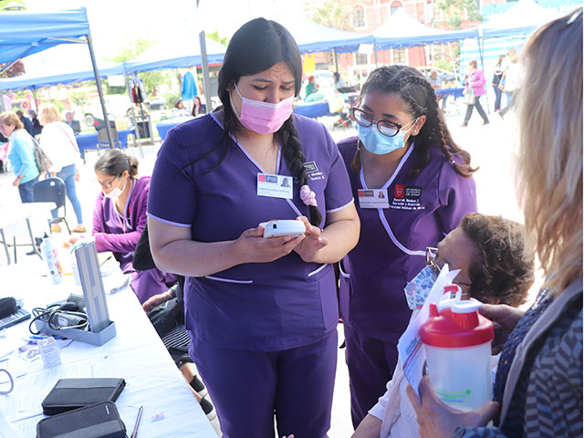Estudiantes de cuarto año de Nutrición y Dietética aplicaron metodología A+S y realizaron exámenes de medicina preventiva a adultos mayores en Feria de San Miguel 