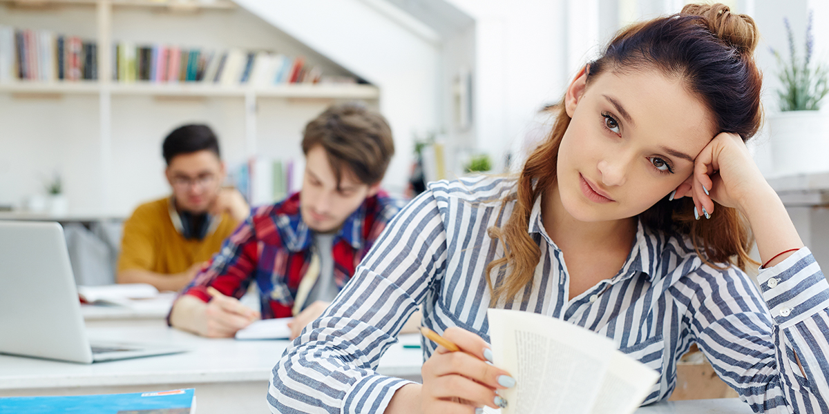 Estudiantes y egresados de pedagogía conversan sobre educación en charla de la U. Autónoma 