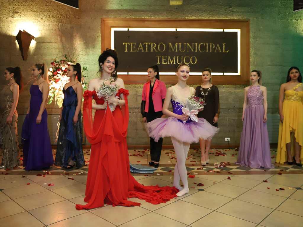 Bailarinas en el Teatro Municipal de Temuco