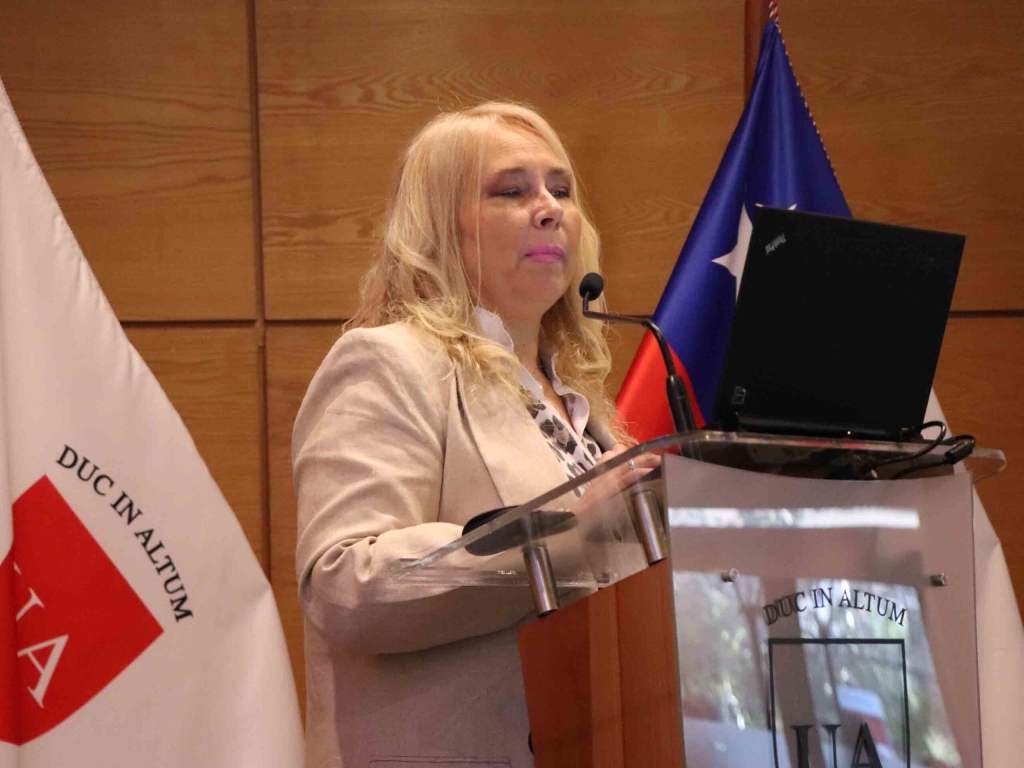 La consultora Claudia Ruata, hablando en el podio