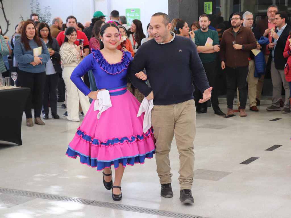 Colaborador bailando cueca en el campus El Llano Subercaseaux