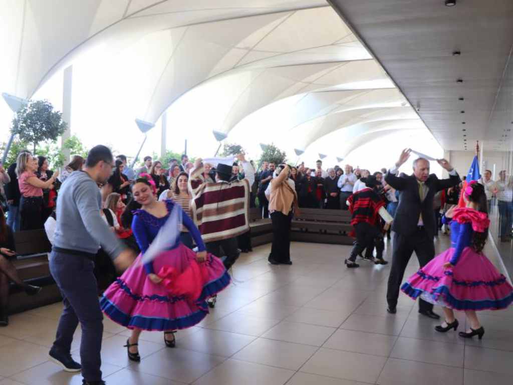 El rector y colaboradores bailando cueca en el Campus Providencia