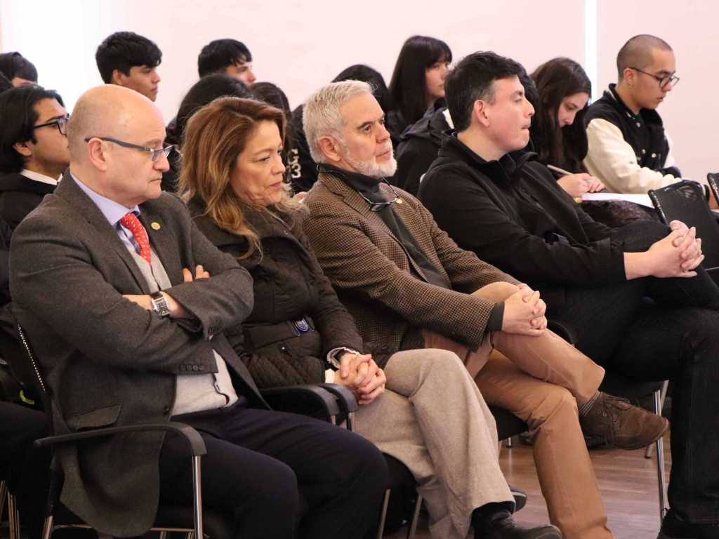 Los Decanos junto al Vicerrector Baghetti sentados en el público