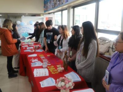 Estudiantes de Psicología conmemoraron Día Mundial de la Salud Mental con stand informativo en el Hospital Regional de Temuco