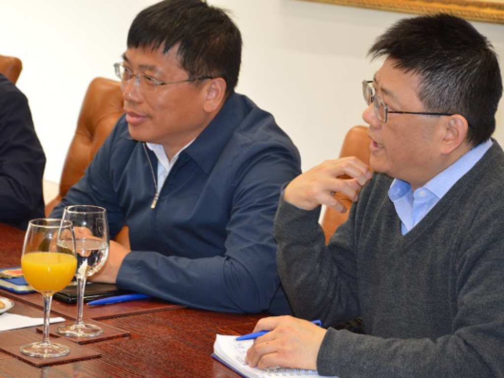 Dos miembros de la delegación china