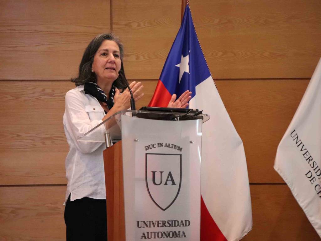 Dra. May Chomalí hablando en el podio