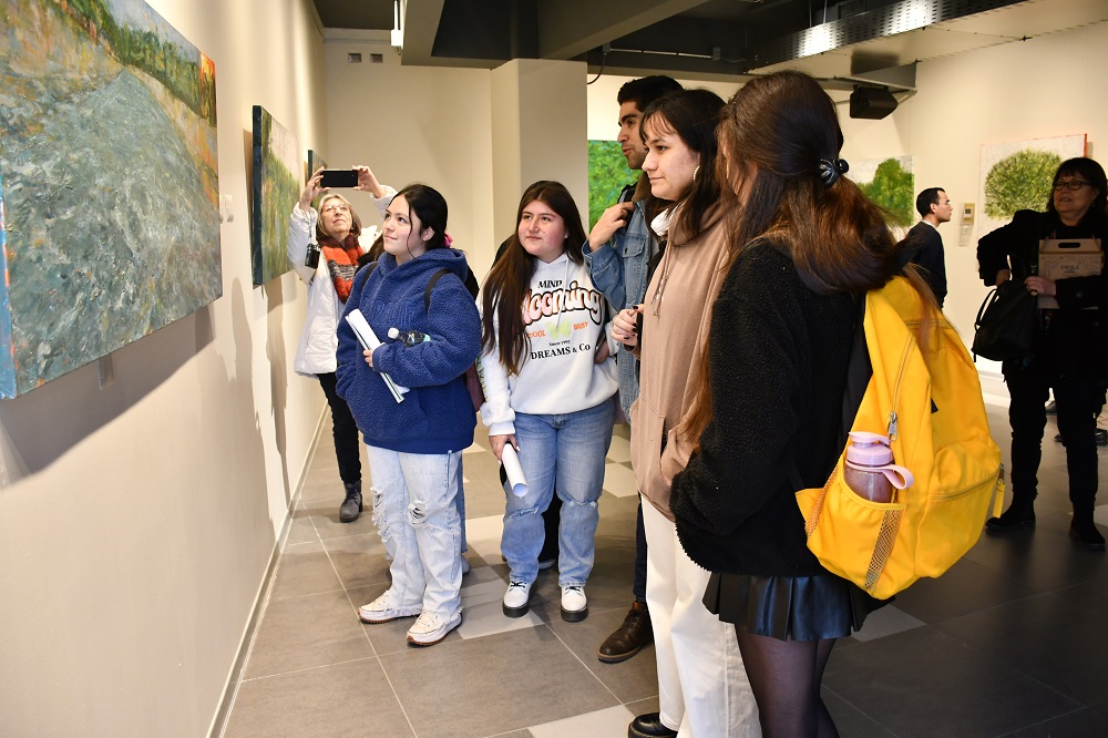Público visitando la exposición