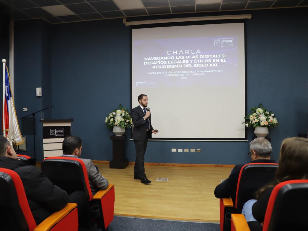 Dr. Francisco Bedecarratz, exponiendo en la charla
