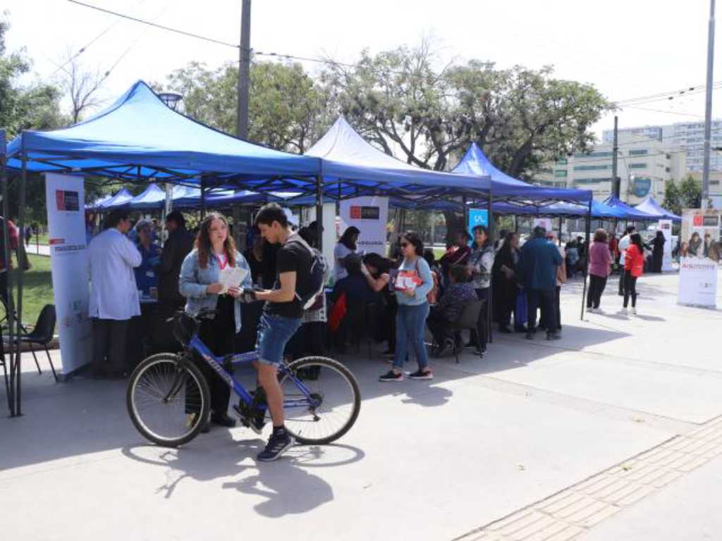 Stands de la Universidad Autónoma en la feria para personas mayores en San Miguel