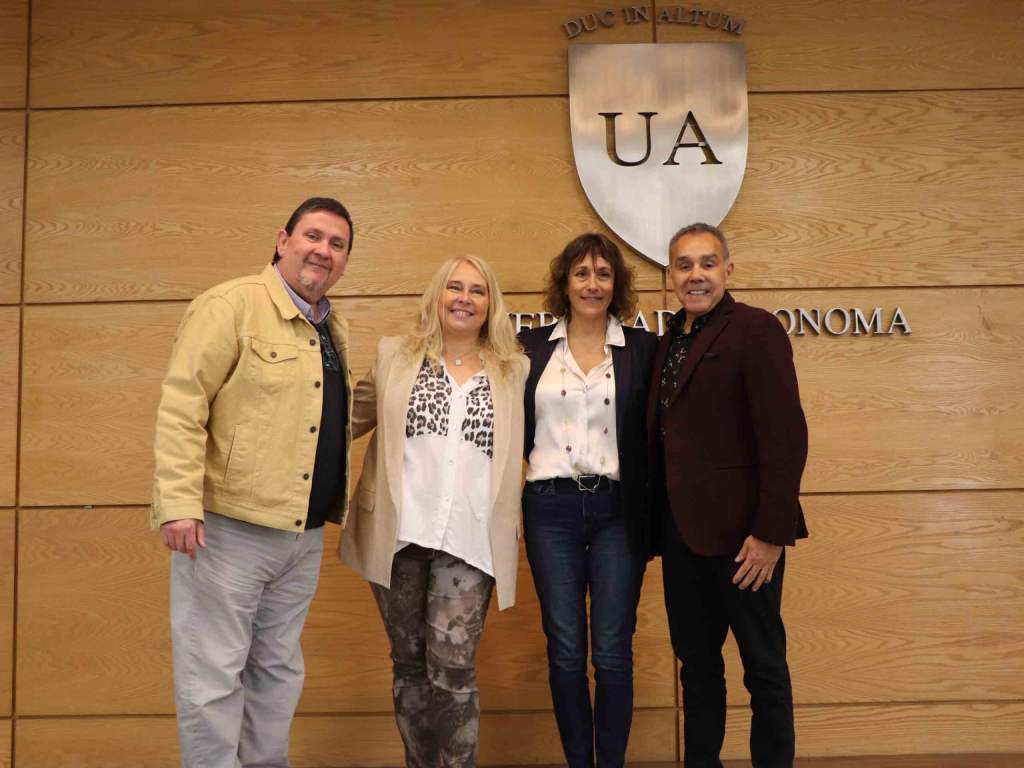El director de la carrera de publicidad, Fernando Espinosa, junto a los panelistas, Claudia Ruata, Alejandra Ferrari y Enrique Osses.