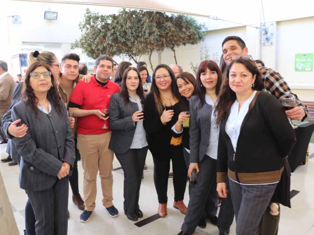Colaboradores en la celebración en el Campus El Llano Subercaseaux