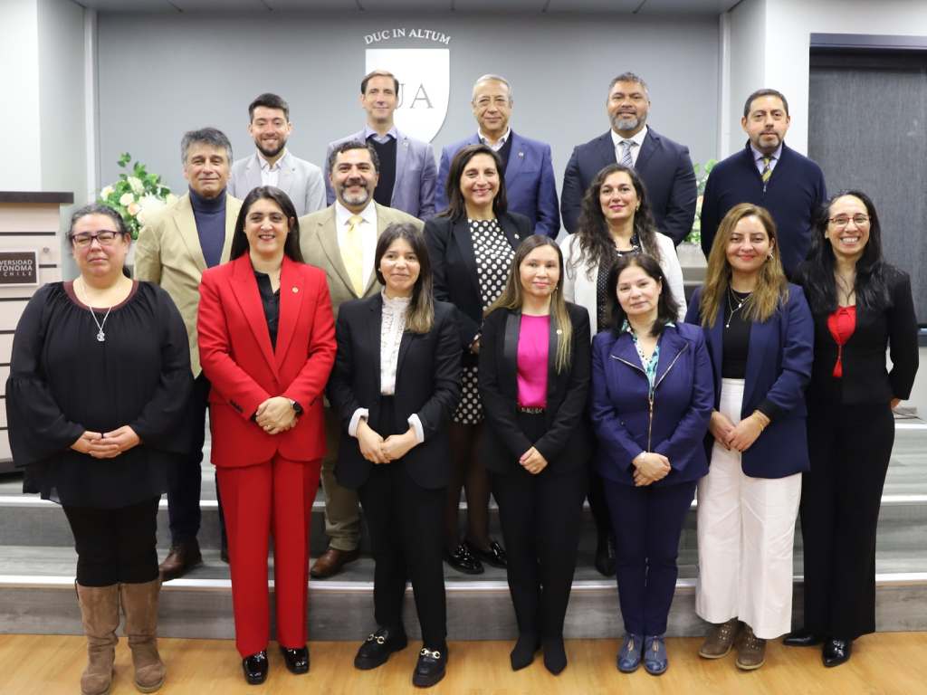 Foto grupal con el Vicerrector Dr. Emilio Guerra y las nuevas autoridades de la sede Temuco
