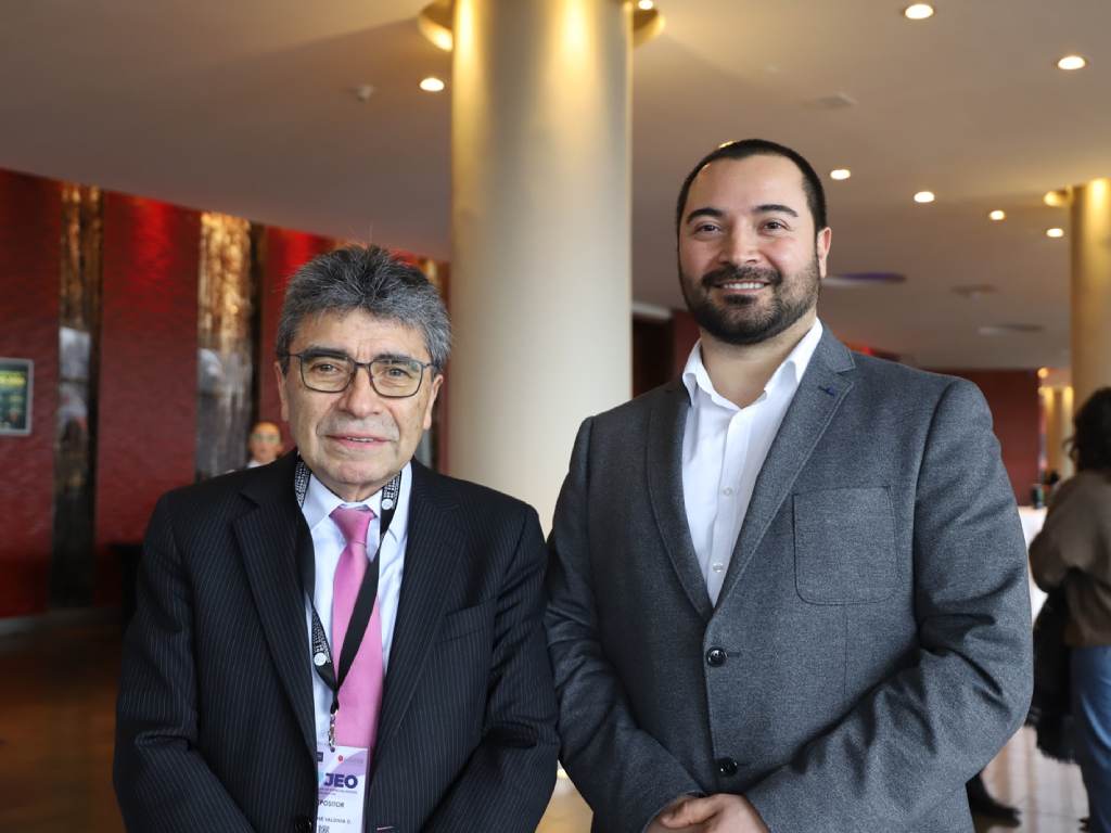 Dr. José Valdivia junto al director de la carrera de Odontología, Flavio Kung
