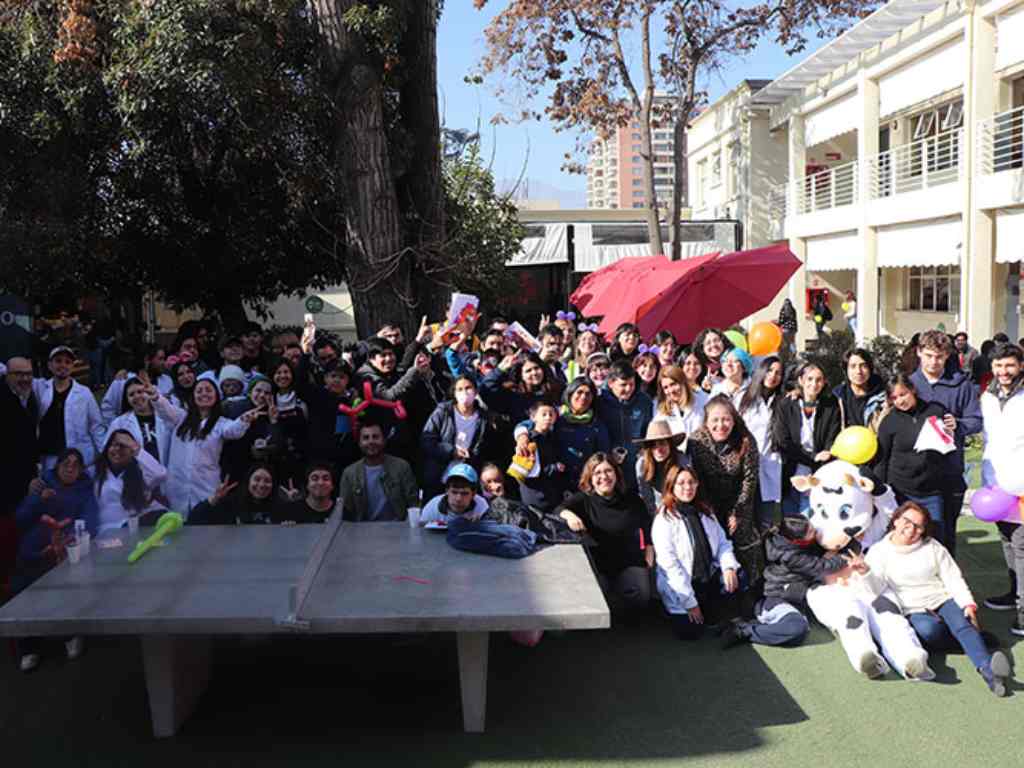 Foto grupal de los alumnos de la Escuela Especial Los Cedros y estudiantes de la Universidad Autónoma