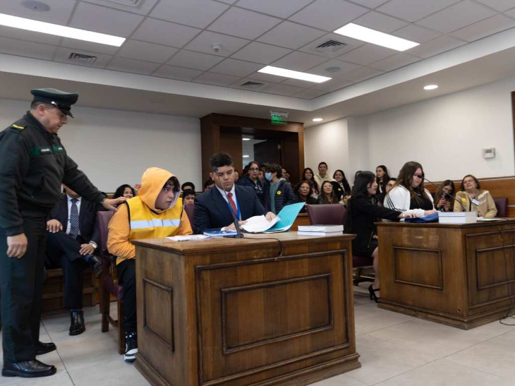 Estudiantes de Derecho en juicio simulado