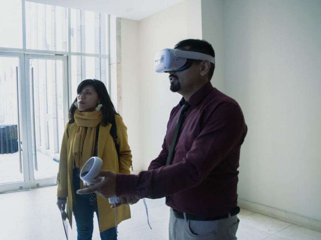 Personas probando lentes de realidad virtual