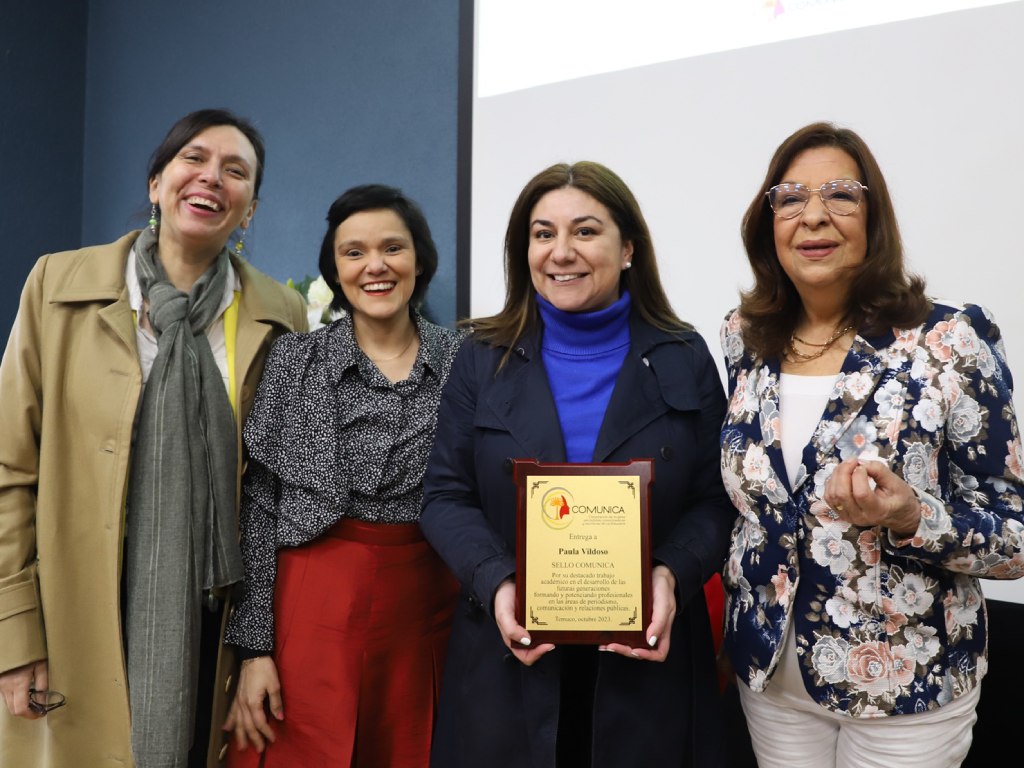 Paula Vildoso con su reconocimiento junto a integrantes de la Corporación de Mujeres Periodistas