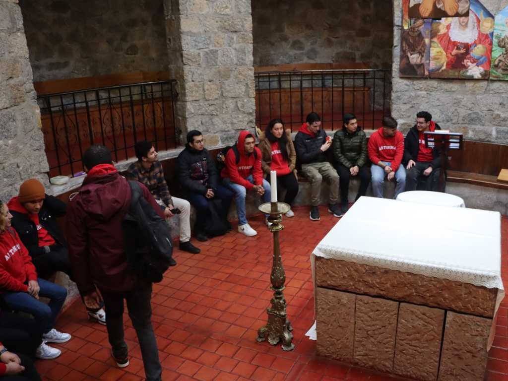 Estudiantes durante una visita guiada a Iglesia Patrimonial del sigo XVII