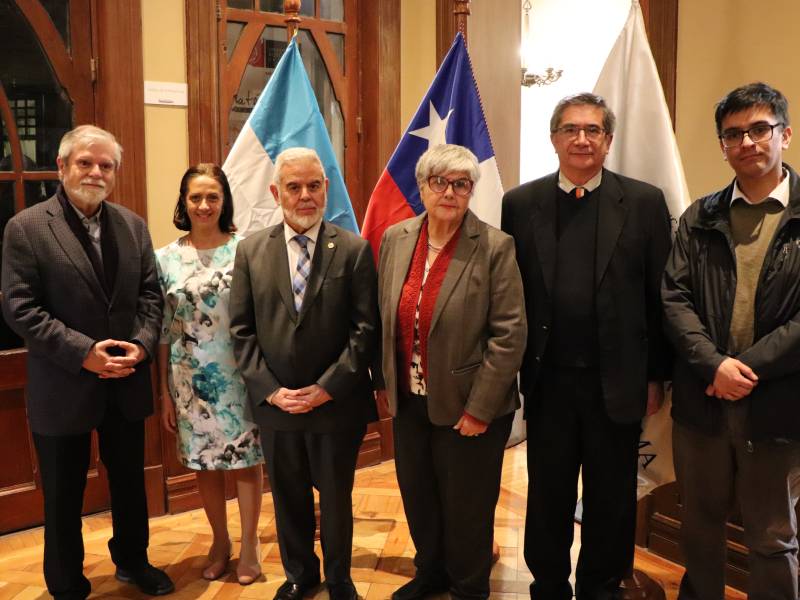 Sociedad de Historia y Geografía junto al Vicerrector de Sede Santiago, Francisco Baghetti Díaz