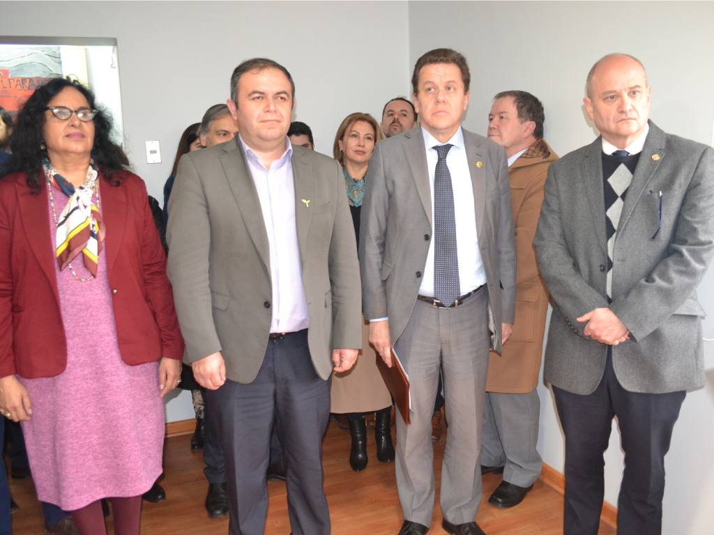 Autoridades en inauguración nuevas dependencias clínica jurídica Talca
