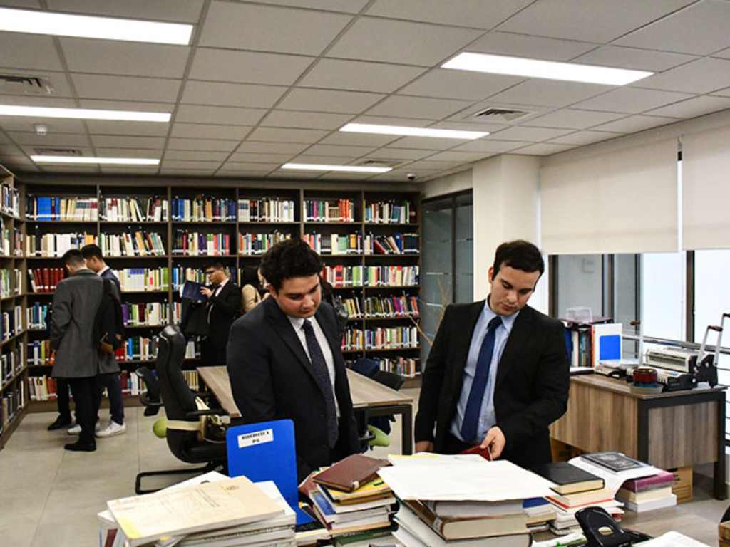 Estudiantes en la biblioteca de la Corte de Apelaciones