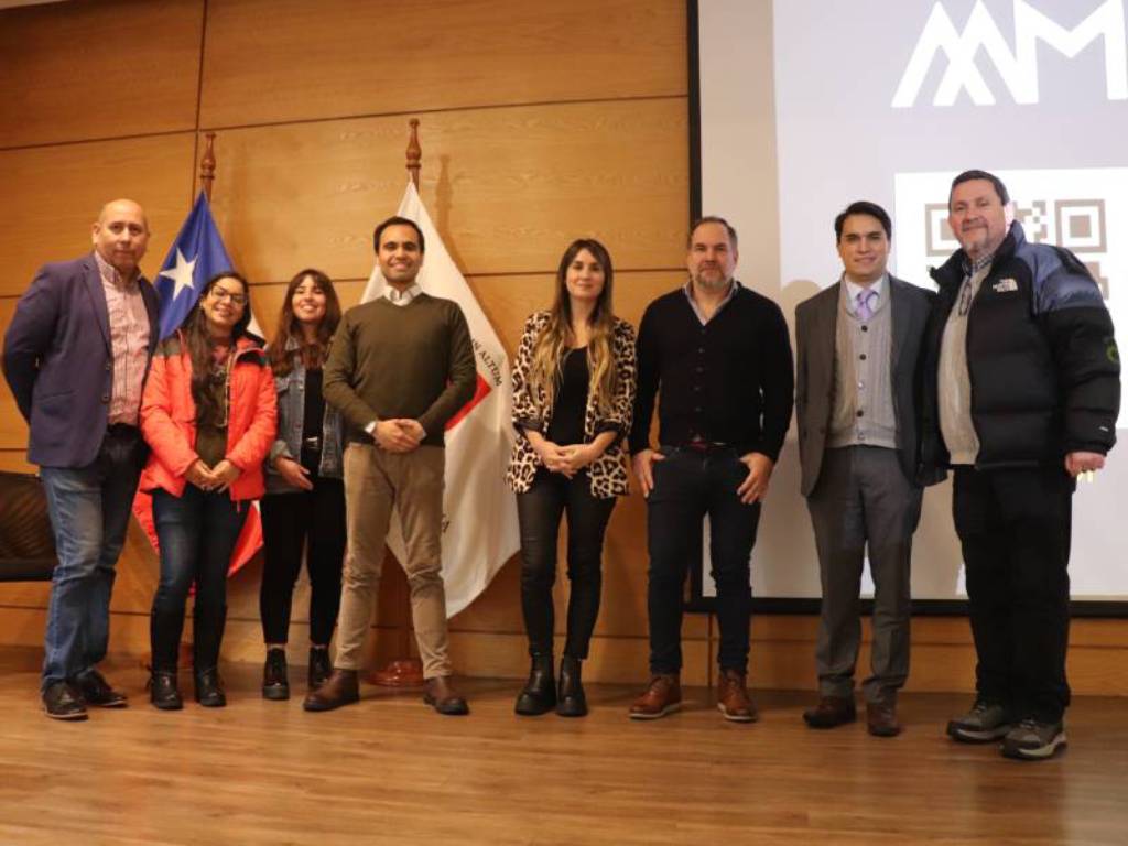 Autoridades de la Carrera de Publicidad, junto a las invitadas, representantes de Megatime y el gerente general de AAM, Diego Abadie