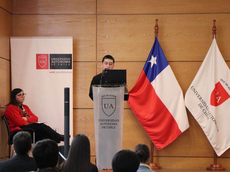 El presidente del Centro de Estudiantes de periodismo, Nicolas Sánchez, diciendo unas palabras