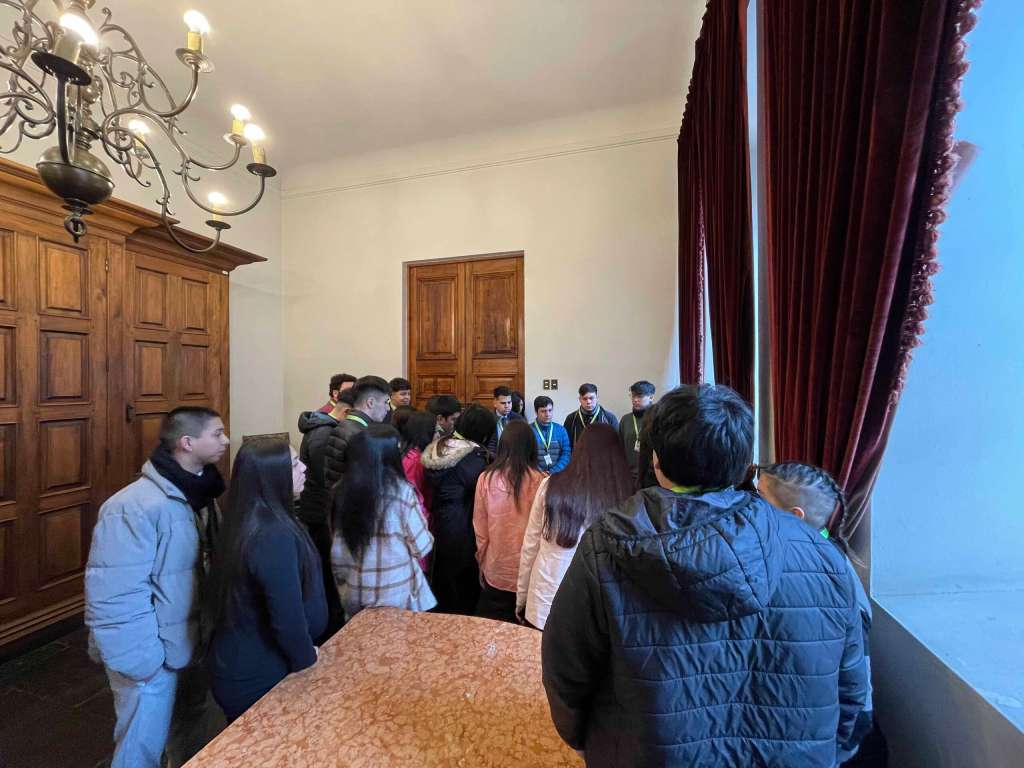 Estudiantes en uno de los salones de La Moneda