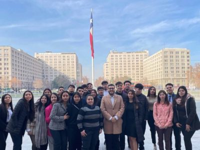 Delegación de Estudiantes de la Carrera de Administración Pública de Campus El Llano Subercaseaux visitó el Palacio de la Moneda