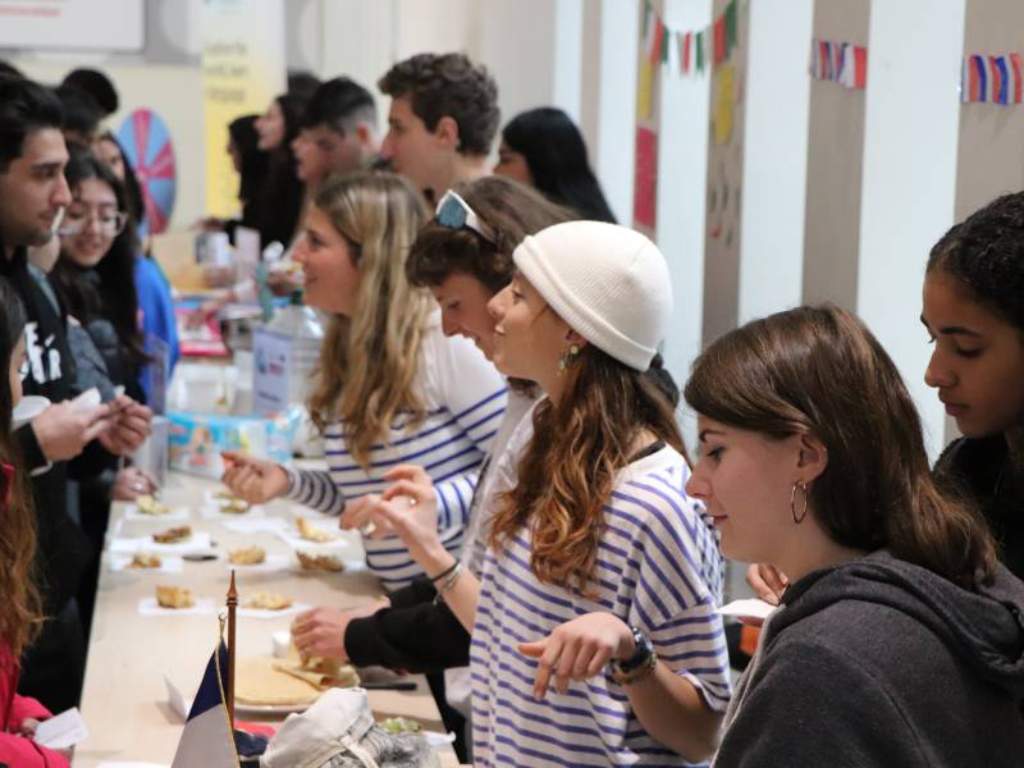 Estudiantes francesas compartiendo parte de la gastronomía de su país
