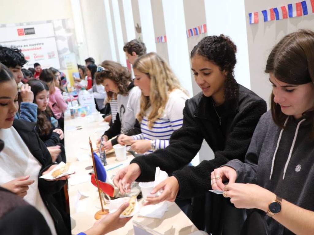 Estudiantes de intercambio de Francia, mostrando parte de la gastronomía de su país