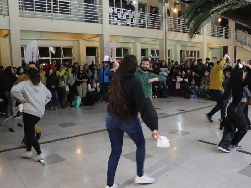 Estudiantes vespertinos del Campus El Llano Subercaseaux  bailando cueca