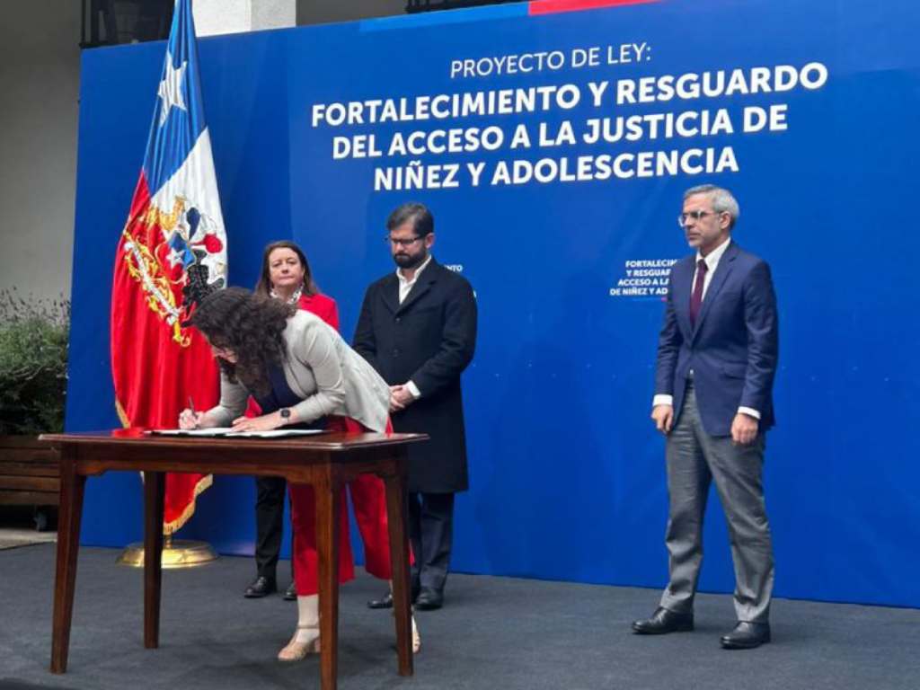 Autoridades gubernamentales firmando proyecto de ley en presencia del Presidente Boric y el Ministro Cordero
