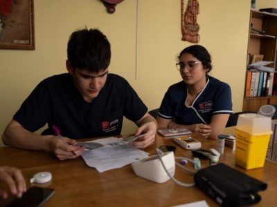 «Cuidando a quienes nos cuidan»: Estudiantes y profesores de la Facultad de Ciencias de la Salud benefician a Bomberos de Temuco