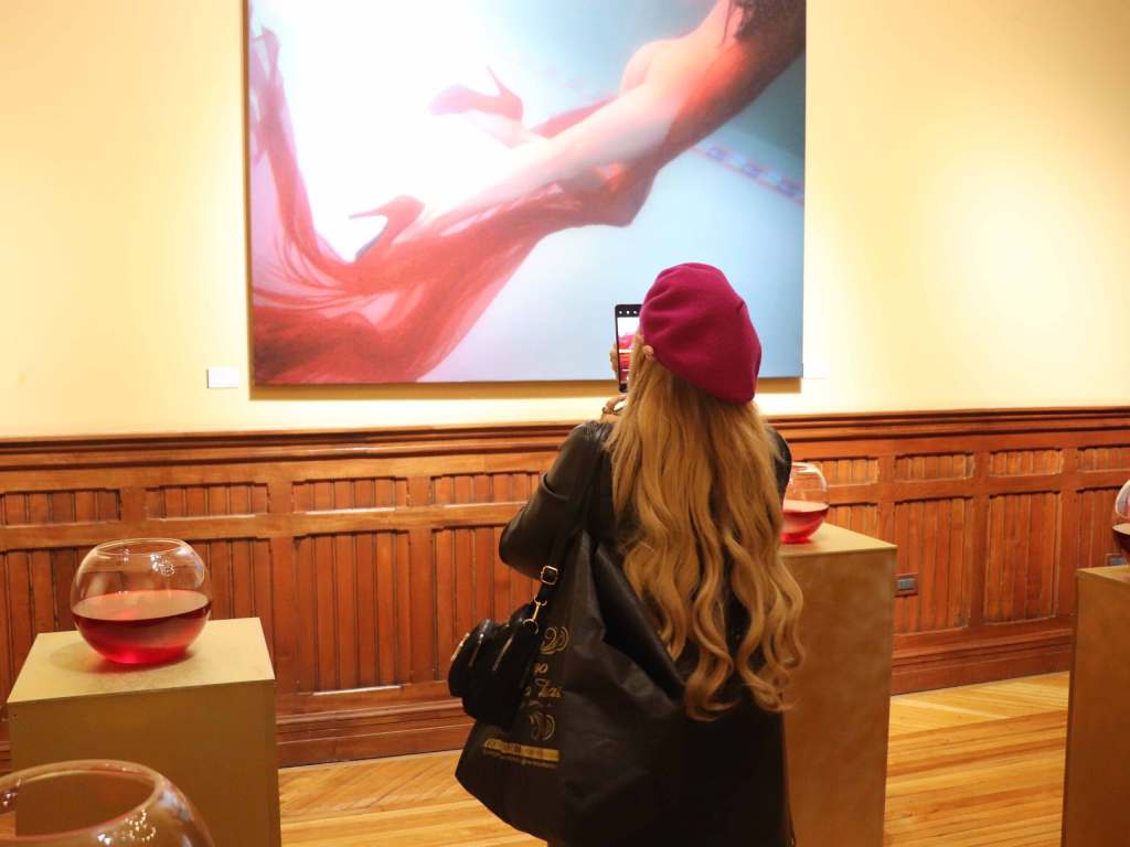 Mujer visitando la exposición