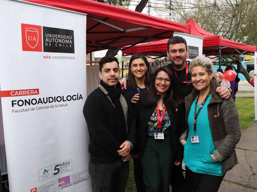 Estudiantes de Fonoaudiología junto a la directora de la carrera, María Belén Labraña