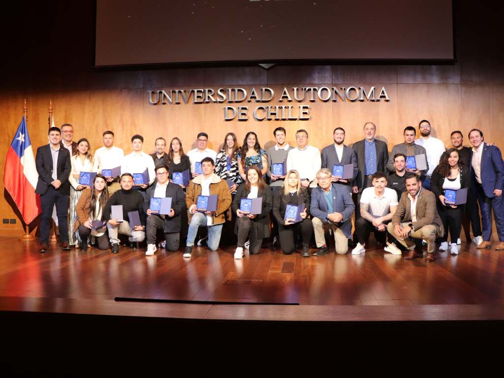 Foto grupal de todos los premiados