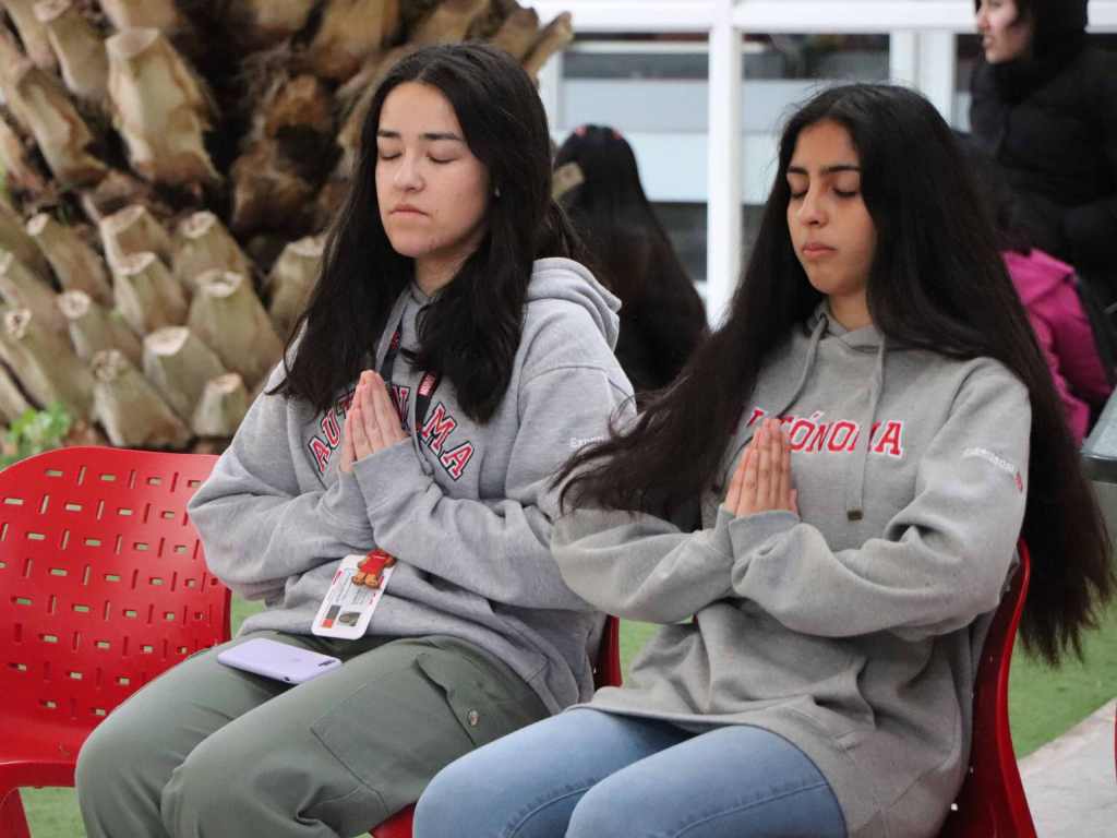 Estudiantes meditando