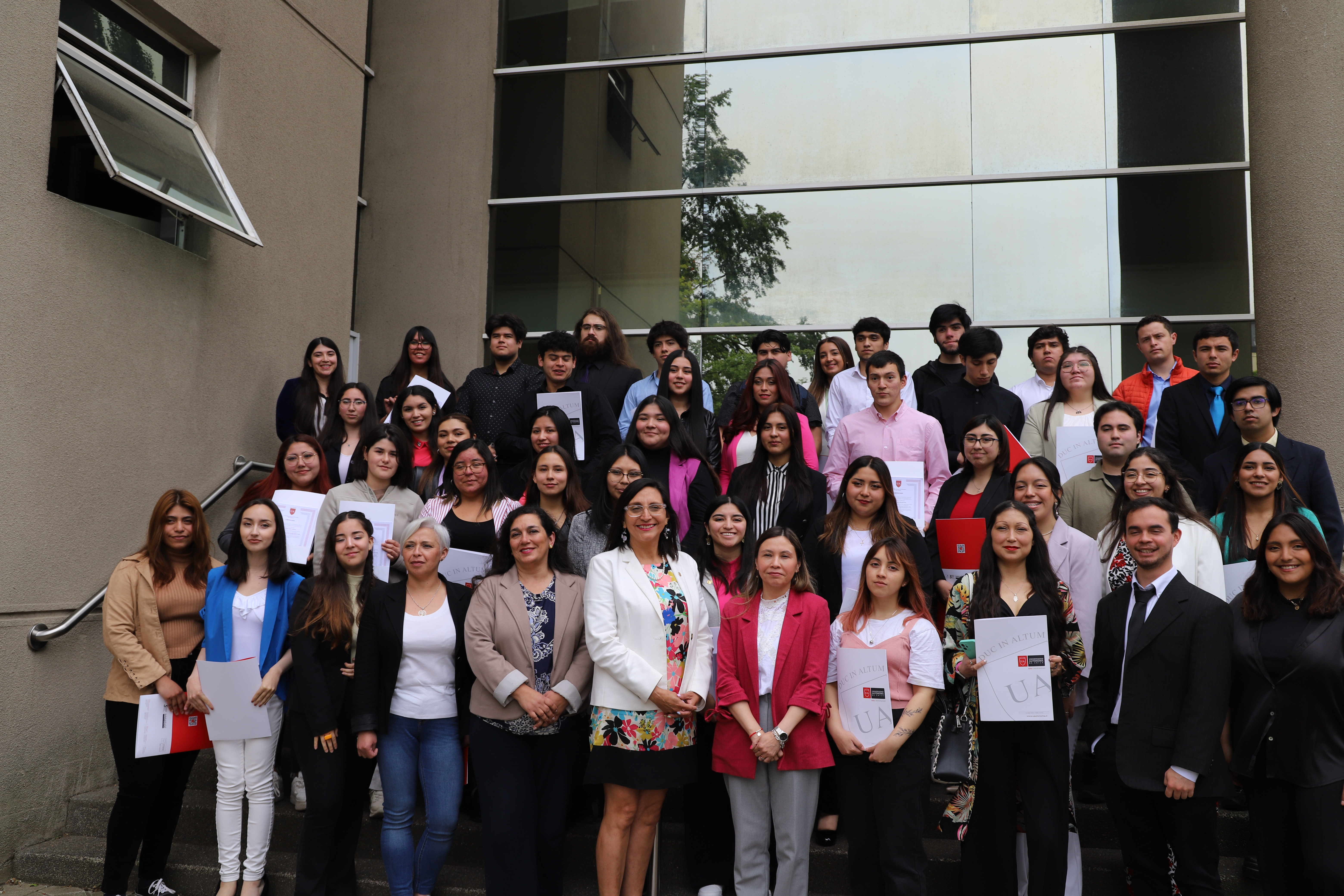 Estudiantes reciben certificación por su participación en Escuela de Ayudantes y Tutores SAAC