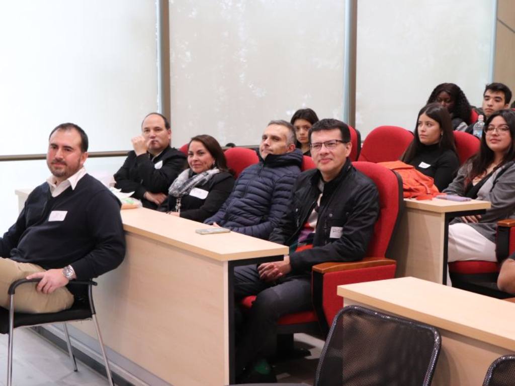 El Decano y otras autoridades de la Facultad de Administración y Negocios, presenciando el lanzamiento de los programas 