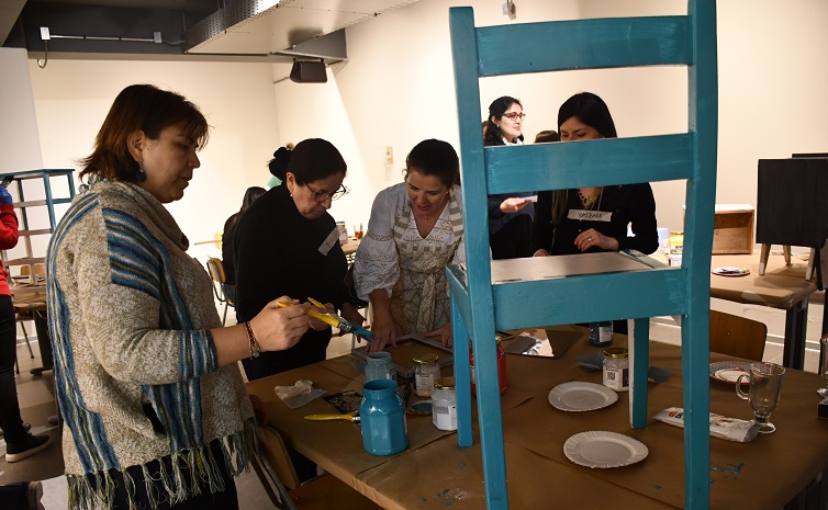 Colaboradores participan en taller de reciclaje y restauración
