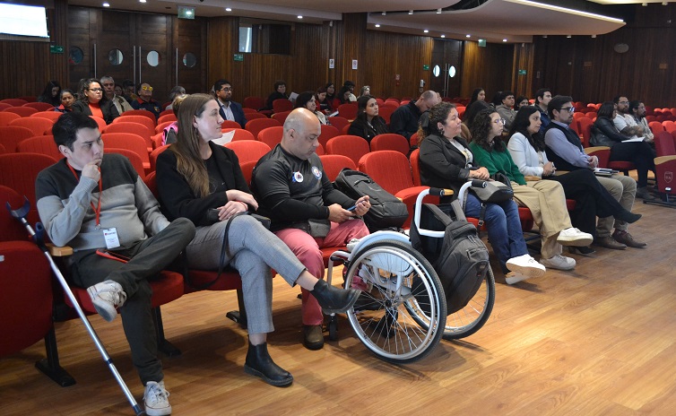 Familias de personas en situación de discapacidad participan en encuentro organizado por U. Autónoma