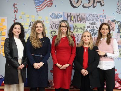 Embajadora de EE.UU. visita el American Corner de la U. Autónoma en celebración del bicentenario de las relaciones oficiales