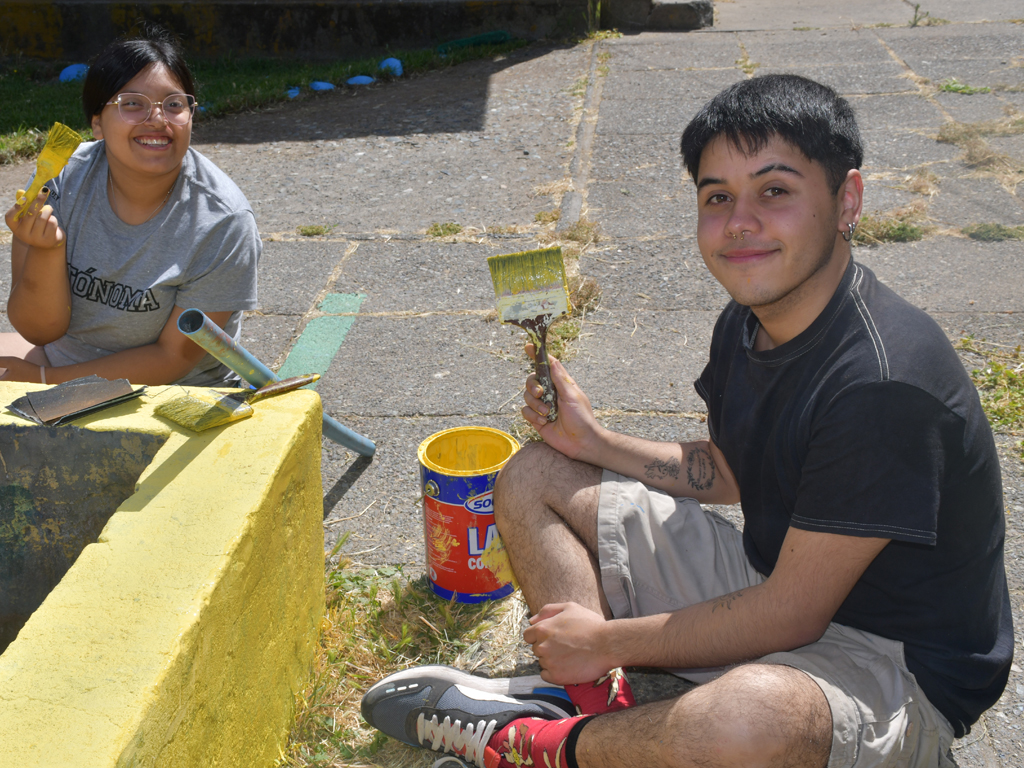Estudiantes pintando los colegios en los voluntariados de verano 2024